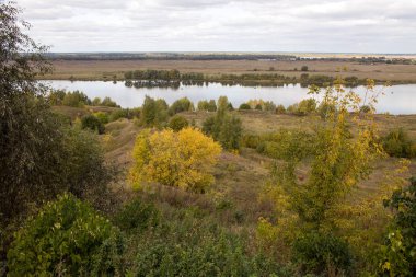 Konstantinovo köyü Rusya'da nehir ve tepeler bulutlu gün ile Sonbahar panoramik manzara