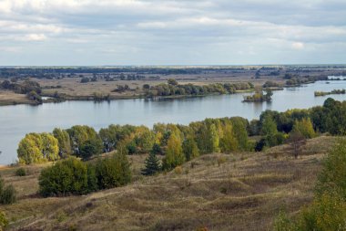 Konstantinovo köyü Rusya'da nehir ve tepeler bulutlu gün ile Sonbahar panoramik manzara