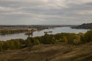 Konstantinovo köyü Rusya'da nehir ve tepeler bulutlu gün ile Sonbahar panoramik manzara
