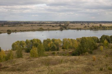 Konstantinovo köyü Rusya'da nehir ve tepeler bulutlu gün ile Sonbahar panoramik manzara