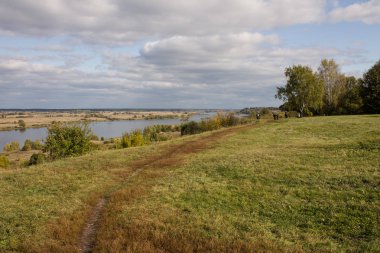 Konstantinovo köyü Rusya'da nehir ve tepeler bulutlu gün ile Sonbahar panoramik manzara
