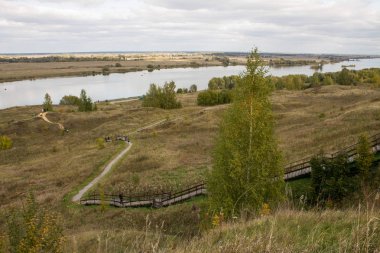 Konstantinovo köyü Rusya'da nehir ve tepeler bulutlu gün ile Sonbahar panoramik manzara