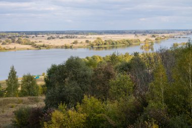Konstantinovo köyü Rusya'da nehir ve tepeler bulutlu gün ile Sonbahar panoramik manzara