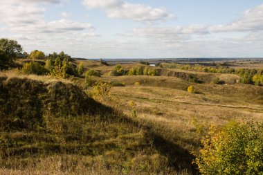 Konstantinovo köyü Rusya'da nehir ve tepeler bulutlu gün ile Sonbahar panoramik manzara