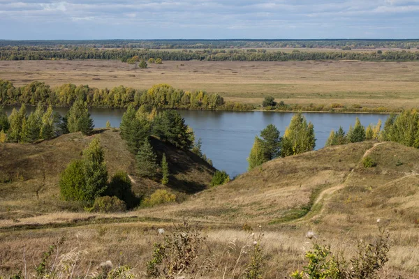 Осінній Панорамний Ландшафт Річкою Горбами Похмурий День Костянтинівська Росія — стокове фото