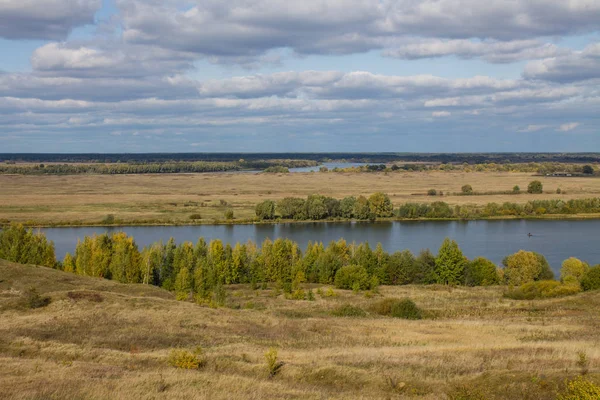 Herbst Panoramische Landschaft Mit Fluss Und Hügeln Bewölkten Tag Konstantinowo — Stockfoto