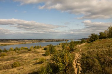 Konstantinovo köyü Rusya'da nehir ve tepeler bulutlu gün ile Sonbahar panoramik manzara