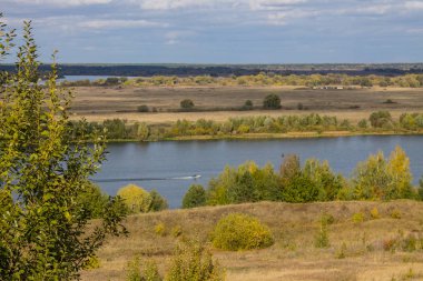 Konstantinovo köyü Rusya'da nehir ve tepeler bulutlu gün ile Sonbahar panoramik manzara