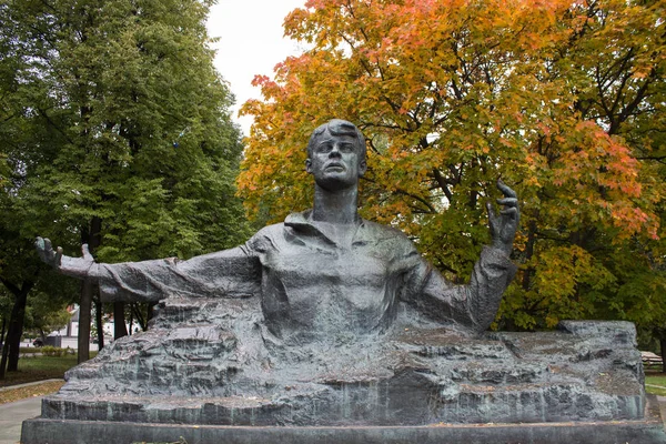 Ryazan Rusia Septiembre 2019 Monumento Sergei Yesenin Contra Brillante Árbol —  Fotos de Stock