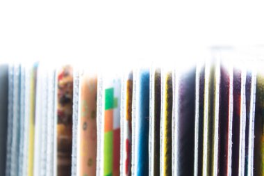 Kırmızı deri iş kart sahibi