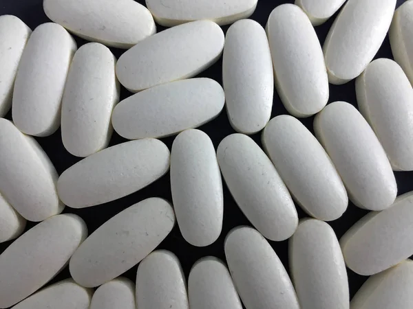 Comprimidos Blancos Grandes Sobre Fondo Oscuro — Foto de Stock
