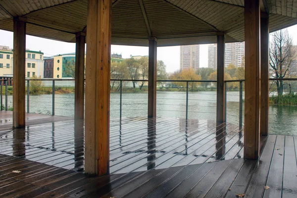 秋天的雨天 公园里潮湿的木制凉亭俯瞰着池塘 — 图库照片