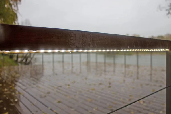 Natte Planken Speelplaats Het Park Een Regenachtige Dag — Stockfoto