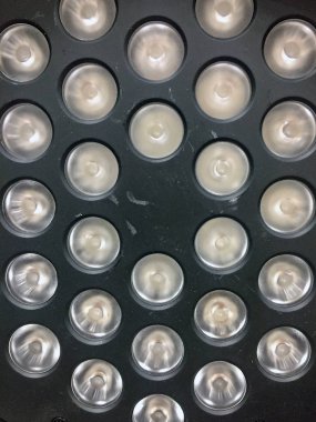 Siyah sahne ışıkları kapatın.