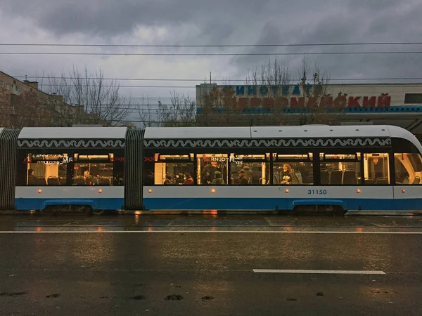 Moscú Rusia Octubre 2019 Tranvía Calle Una Noche Nublada Otoño — Foto de Stock
