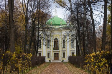 Moskova / Rusya-Ekim, 13, 2019: Sonbahar ağaçları ve bulutlu bir günde tarihi bir binayla Kuskovo Parkı