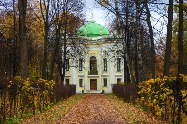 Moskwa Rosja Październik 2019 Park Kuskovo Jesiennymi Drzewami Zabytkowym Budynkiem — Zdjęcie stockowe