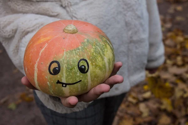 Une Adolescente Une Citrouille Dans Ses Mains Avec Drôle Visage — Photo