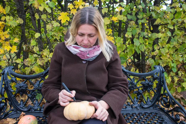 Uma Mulher Parque Banco Desenhando Uma Abóbora Com Uma Caneta — Fotografia de Stock