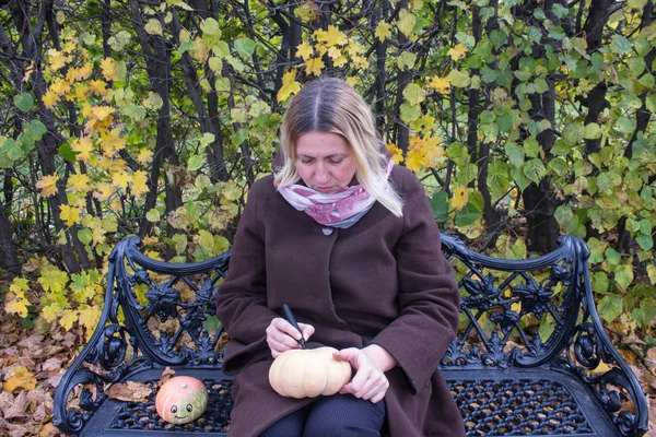 Una Mujer Parque Banco Dibujando Una Calabaza Con Rotulador Fieltro — Foto de Stock