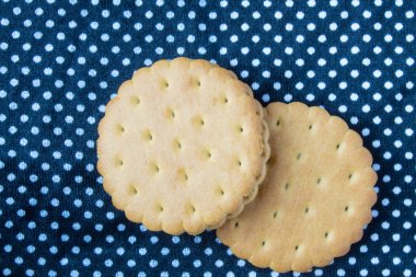 Siyah kumaş arkaplanda yuvarlak kurabiye