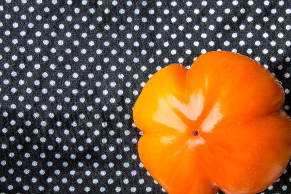 Orange Persimmon Auf Schwarzem Und Weißem Hintergrund — Stockfoto