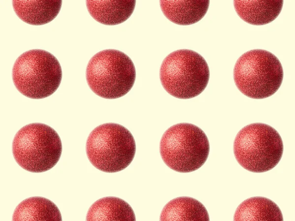 赤いクリスマスボールとクリスマスパターン — ストック写真