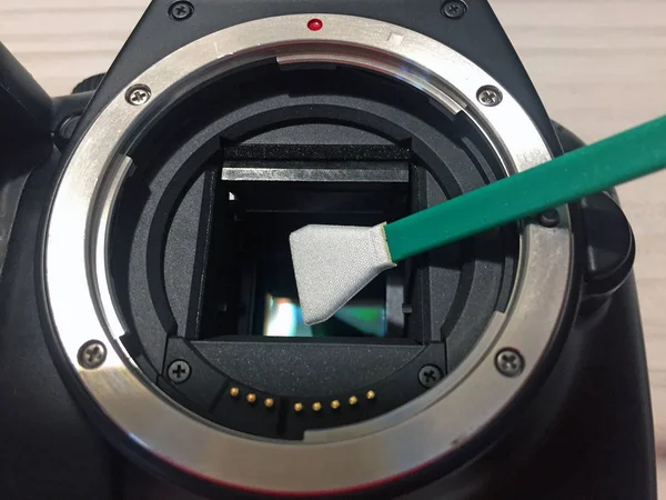 Membersihkan Matriks Kamera Dengan Mop Khusus Close — Stok Foto