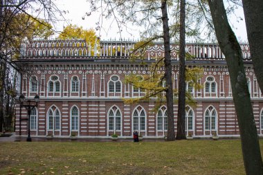 Moskova / Rusya-Ekim, 20,2019: Tuğla Pembe Saray, Tsaritsyno Park 'ta sonbahar günü