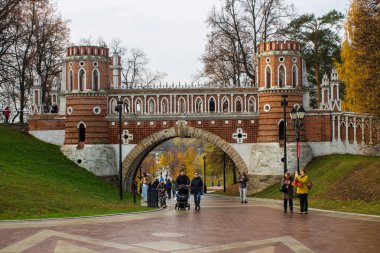 Moskova / Rusya-Ekim, 20,2019: Tsaritsyno Parkı 'nda sonbahar günü kuleleri olan köprü
