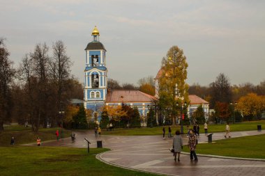 Moskova / Rusya-Ekim 20,2019: Bir sonbahar gününde Tsaritsyno Parkı 'nda Tanrı' nın Annesinin İkonunun Kilisesi