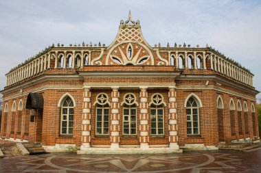 Moskova / Rusya-Ekim, 20,2019: Tuğla Pembe Saray, Tsaritsyno Park 'ta sonbahar günü