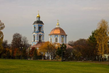Moskova / Rusya-Ekim 20,2019: Bir sonbahar gününde Tsaritsyno Parkı 'nda Tanrı' nın Annesinin İkonunun Kilisesi