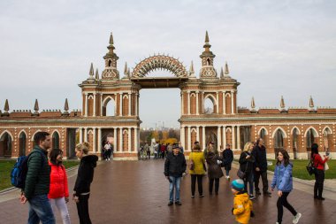 Moskova / Rusya-Ekim, 20, 2019: Tsaritsyno Parkı 'ndaki tarihi tuğla kapılar ve turistler bir sonbahar günü