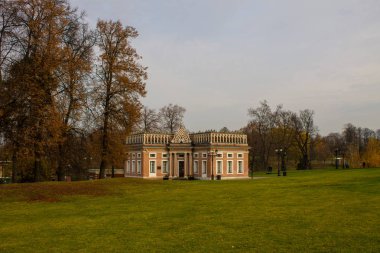 Moskova / Rusya-Ekim, 20,2019: Tuğla Pembe Saray, Tsaritsyno Park 'ta sonbahar günü