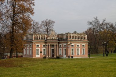 Moskova / Rusya-Ekim, 20,2019: Tuğla Pembe Saray, Tsaritsyno Park 'ta sonbahar günü