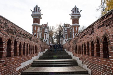 Moskova / Rusya-Ekim, 20,2019: Tsaritsyno Parkı 'nda sonbahar günü kuleleri olan köprü