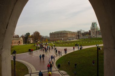 Moskova / Rusya-Ekim 20,2019: Tsaritsyno Parkı 'ndaki ana saray bir sonbahar günü