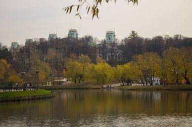 Moskova Rusya 'daki sararmış ağaçların arasında göletin üzerindeki Tsaritsyno Parkı' nda sonbahar manzarası