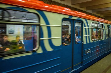 Moskova / Rusya-Ekim, 20,2019: Tsaritsyno metro istasyonundaki demiryolu platformu