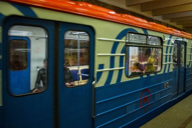 Moskova / Rusya-Ekim, 20,2019: Tsaritsyno metro istasyonundaki demiryolu platformu
