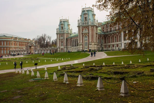 Moskwa Rosja Październik 2019 Główny Pałac Parku Caritsyno Jesienią — Zdjęcie stockowe