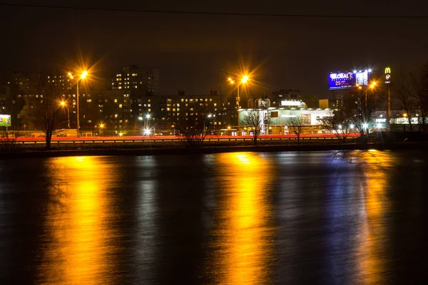 Moskva Rusko Říjen 2019 Noční Město Lucernami Reflexí Vodě — Stock fotografie