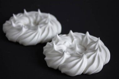 Siyah arkaplanda beyaz krema