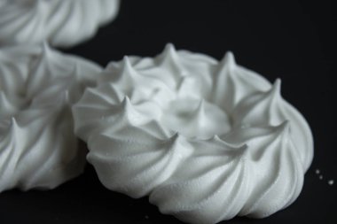 Siyah arkaplanda beyaz krema