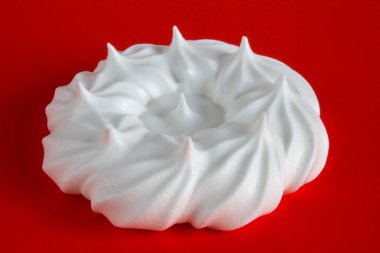 Kırmızı arkaplanda beyaz krema yakın plan