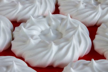 Kırmızı arkaplanda beyaz krema yakın plan