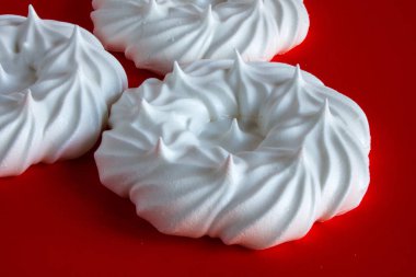 Kırmızı arkaplanda beyaz krema yakın plan