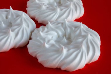 Kırmızı arkaplanda beyaz krema yakın plan