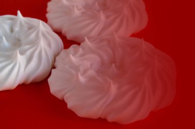 Kırmızı arkaplanda beyaz krema yakın plan